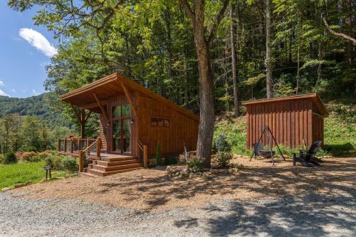 Red Wolf Chalet -tiny Home With Eagles Nest Amenities, Private Fire Pit, Pet Friendly