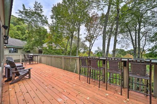 Mountain Air Family Home With Deck And Game Room!