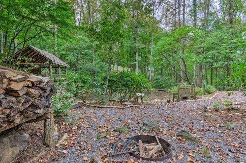 Mountain Air Family Home With Deck And Game Room!