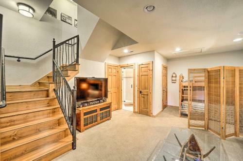 Mountain Air Family Home With Deck And Game Room!