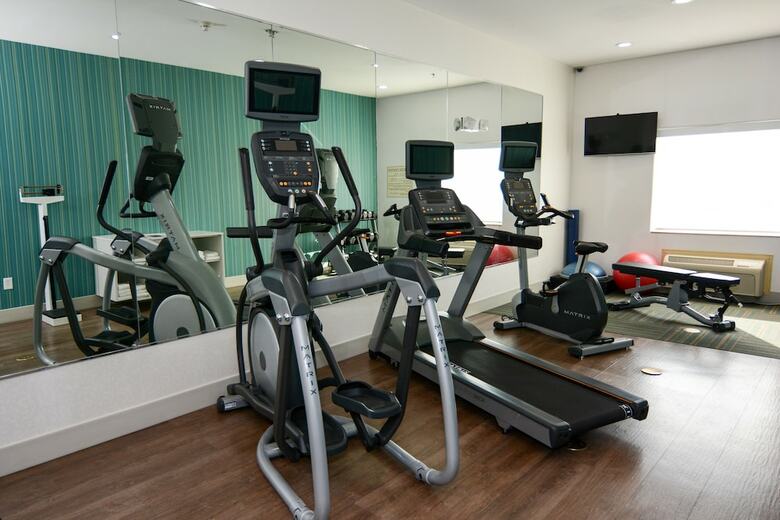 Holiday Inn Express Hotel & Suites New Boston