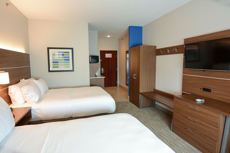Holiday Inn Express Hotel & Suites New Boston