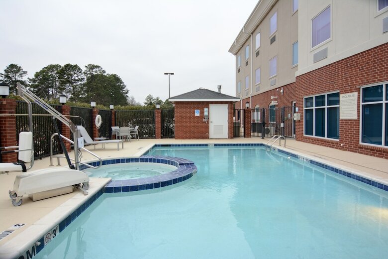 Holiday Inn Express Hotel & Suites New Boston