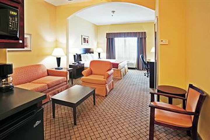Holiday Inn Express Hotel & Suites New Boston