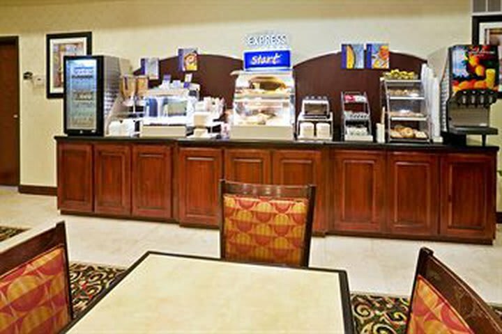 Holiday Inn Express Hotel & Suites New Boston