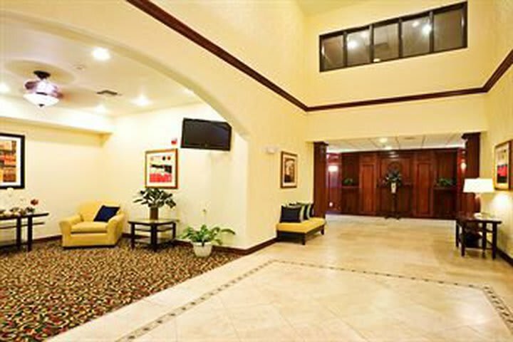 Holiday Inn Express Hotel & Suites New Boston