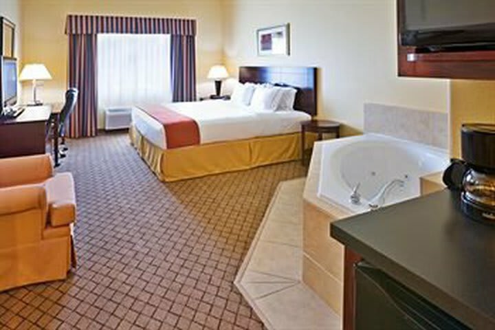 Holiday Inn Express Hotel & Suites New Boston