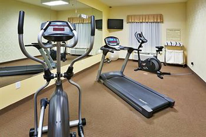 Holiday Inn Express Hotel & Suites New Boston