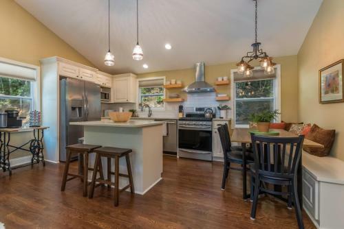 Knobby Creek Cottage