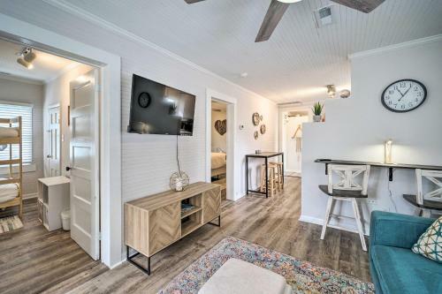 Bright Coastal Cottage Walk To Beach And Canal