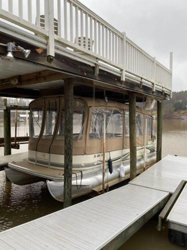 5 Bedroom Lakefront Estate With Private Beach And Dock