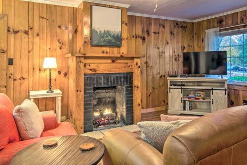 Cute And Cozy Hendersonville Getaway With Yard!