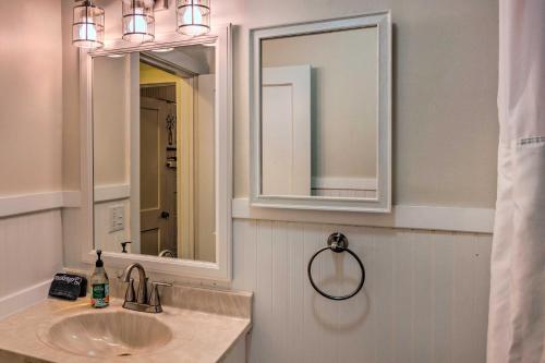 Cute And Cozy Hendersonville Getaway With Yard!