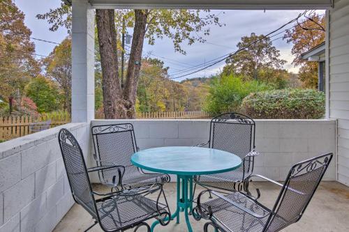 Cute And Cozy Hendersonville Getaway With Yard!