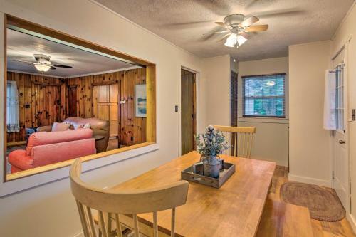 Cute And Cozy Hendersonville Getaway With Yard!