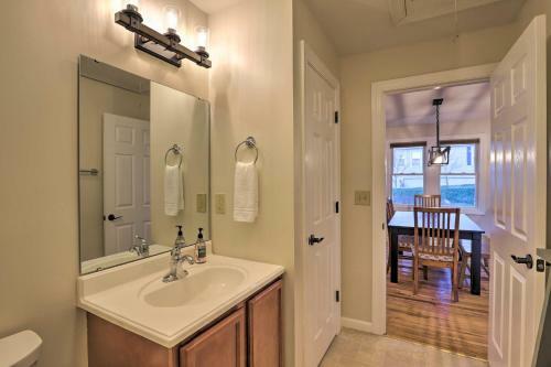 Cozy Hendersonville Home With Deck And Fire Pit!