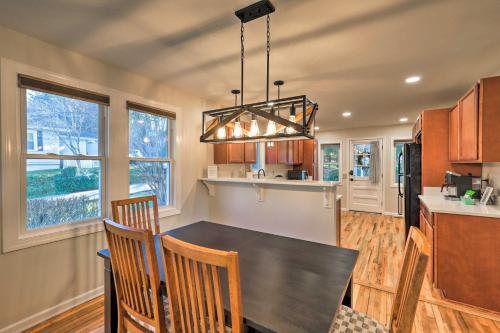 Cozy Hendersonville Home With Deck And Fire Pit!