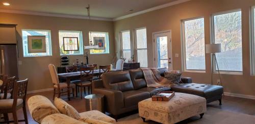 Spacious Contemporary Cottage Home (Queen Bdrm)