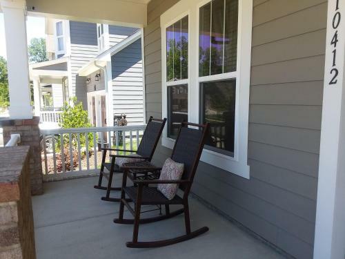 Spacious Contemporary Cottage Home (Queen Bdrm)