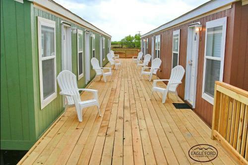 Hostal Eagle Ford Village Suites