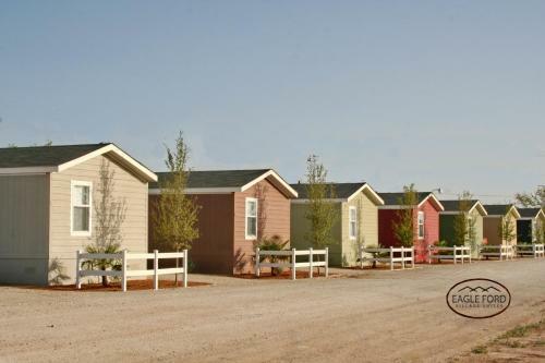 Hostal Eagle Ford Village Suites