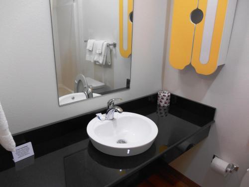 Hotel Studio 6 Kenedy