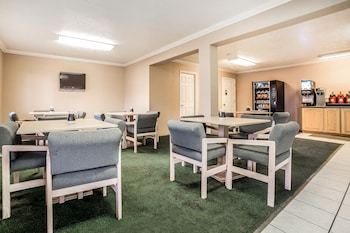 Econo Lodge Inn & Suites Logan