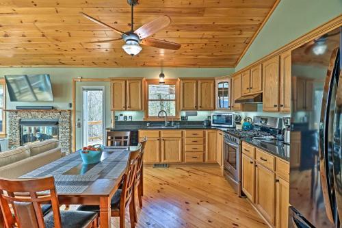Serene Mountain Mist Retreat With Deck And Hot Tub!