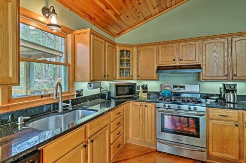 Serene Mountain Mist Retreat With Deck And Hot Tub!