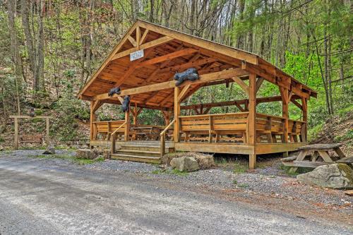 Serene Mountain Mist Retreat With Deck And Hot Tub!
