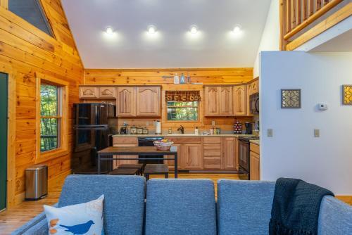 Candle Creek Lodge W/ Hot Tub!