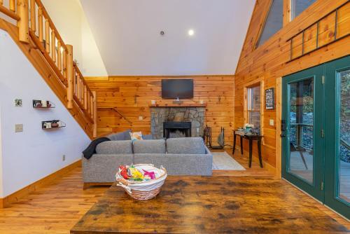 Candle Creek Lodge W/ Hot Tub!
