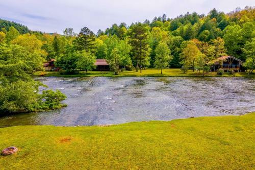 Riverfront Cabin With Fire Pit Hike And Explore!