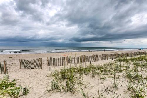 Rustic Beachfront Cottage With Deck And Boardwalk