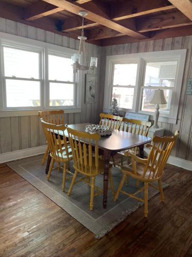 Beautiful 5 Br, Dual-unit Beach Retreat! Just Steps From The Sand!
