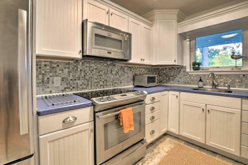 Oak Island Cottage Minutes To Long Beach!