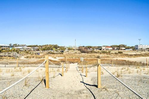 Oak Island Home Heated Outdoor Pool And Bikes!