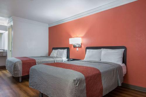 Motel 6 Marshall