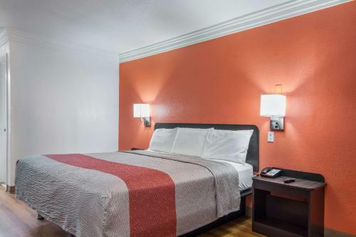 Motel 6 Marshall