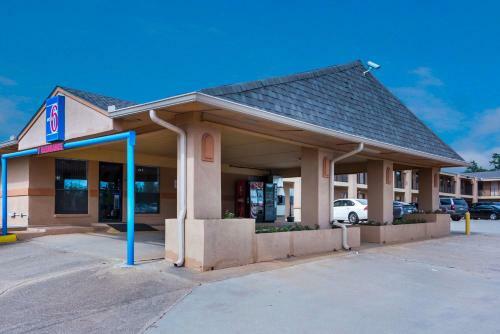 Motel 6 Marshall