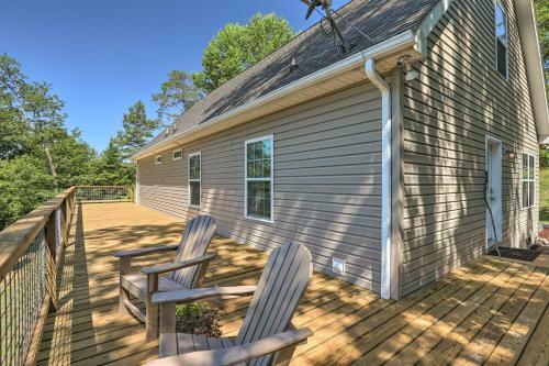 Updated Home With Deck And Fire Pit, Near Golfing