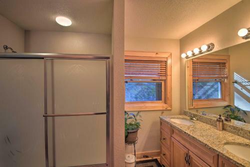 Spacious Lake Santeetlah Cottage With Lake Views!