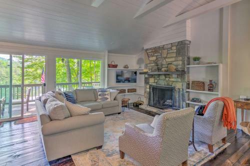 High-end Sapphire Retreat On Fairfield Lake!