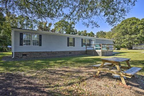 Supply Cottage With Deck Less Than 2 Mi To The Beach!