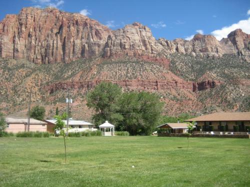 Hotel Bumbleberry Inn