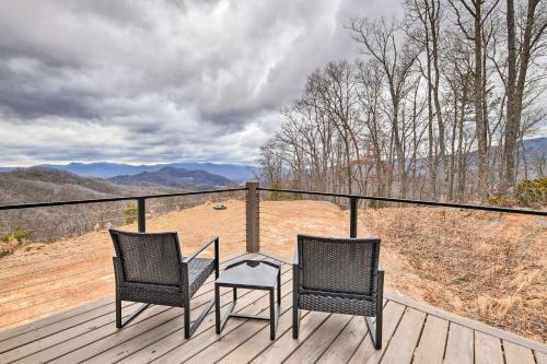 Scenic Hillside Cabin In Sylva With Hot Tub!