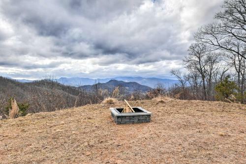Scenic Hillside Cabin In Sylva With Hot Tub!