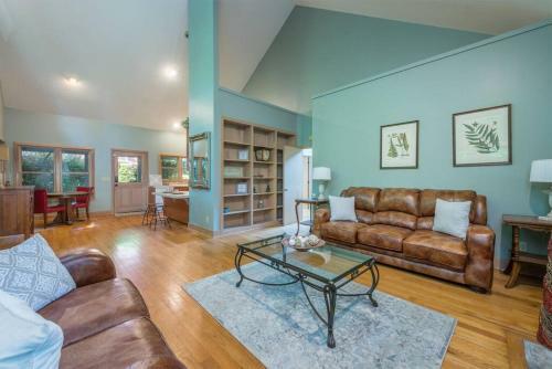 Waterfall Escape- Large Families & Guest House