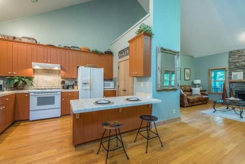 Waterfall Escape- Large Families & Guest House