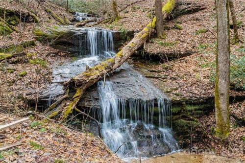 Waterfall Escape- Large Families & Guest House
